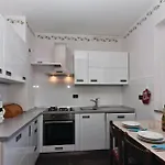 Kastanjez I شقة